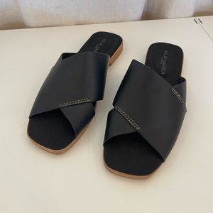 NIB Kelsi Dagger Halsey Leather Sandal in Black